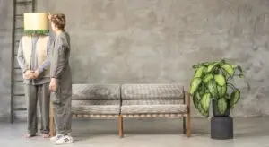 N_BLOGG Sofa mit grauem Bezug aus Stoff. Massivholzgestell aus Eiche