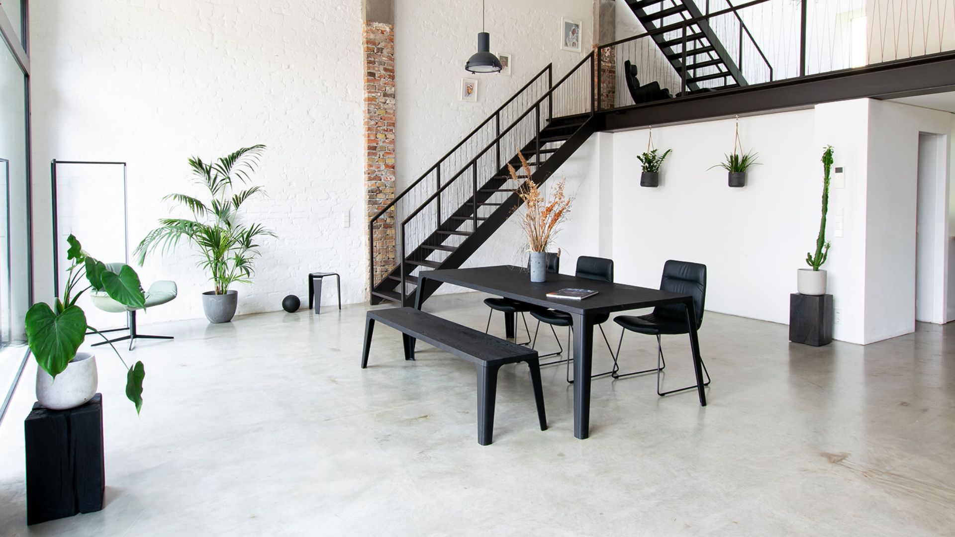 tisch-elise-eiche-massiv-geköhlt-schwarz