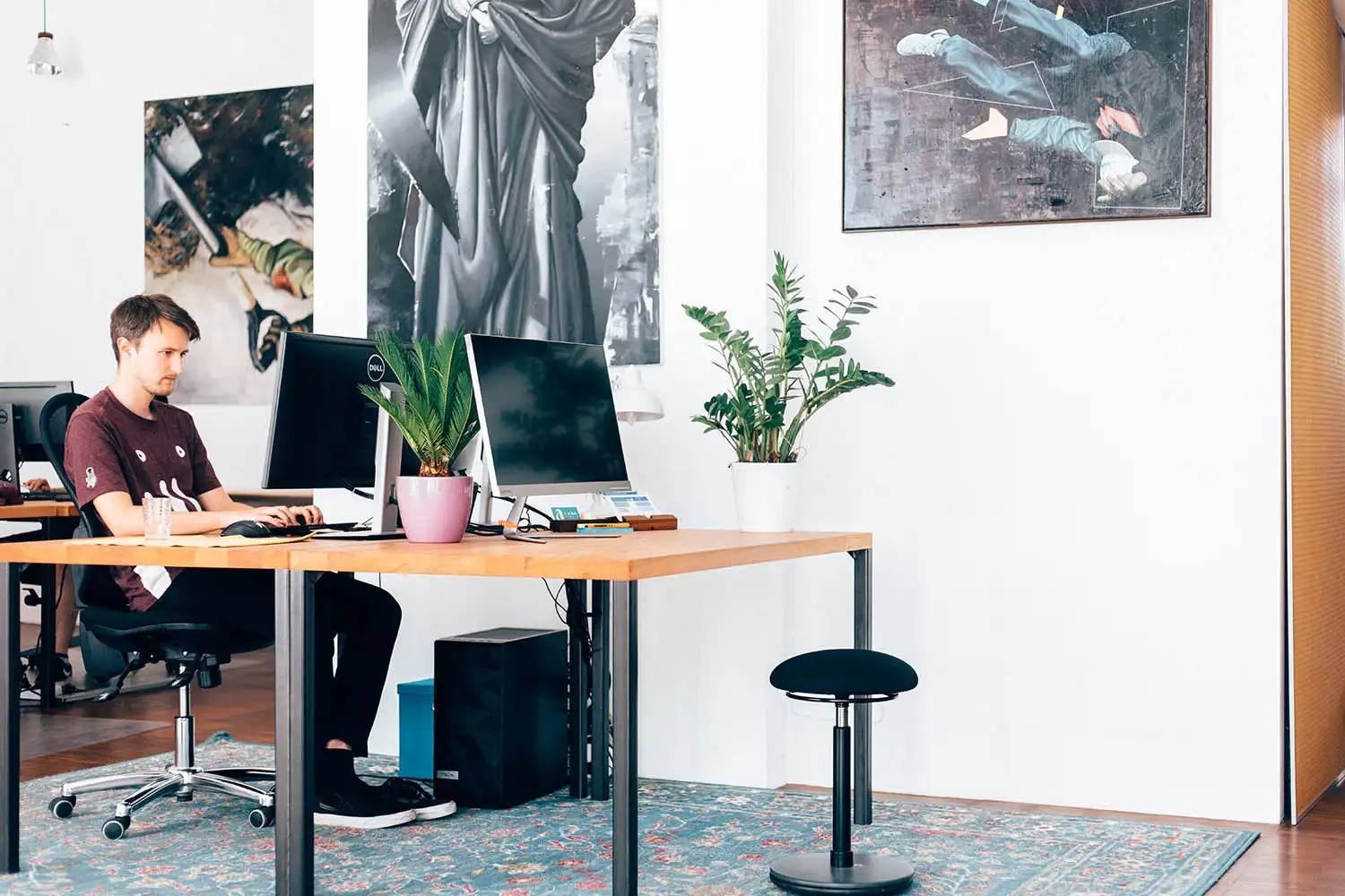 Esstisch als vielseitige Lösung für Arbeiten und Alltag im Wohnraum