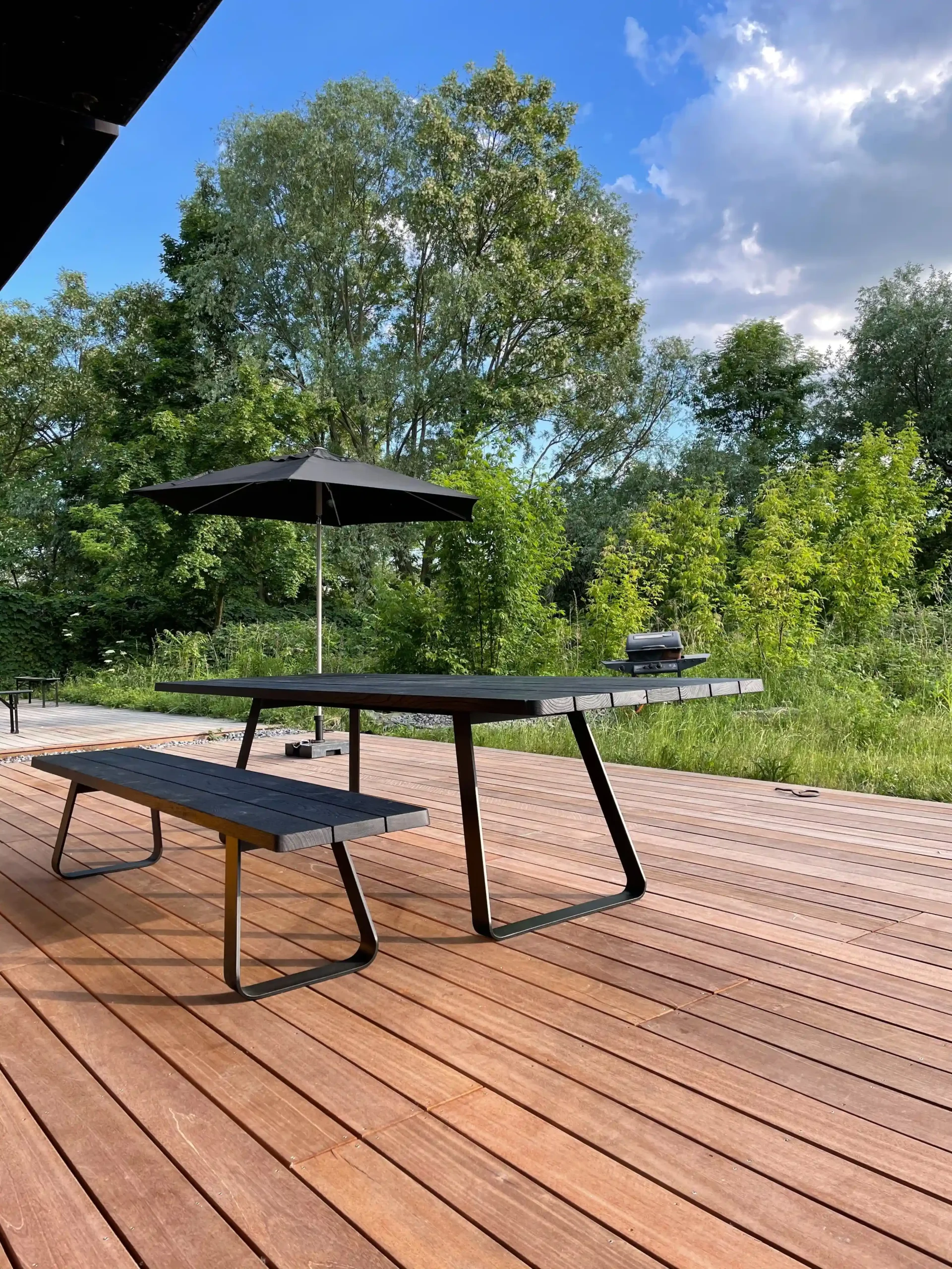 Outdoor Massivholztisch aus Eiche Brutus mit Stahlgestell