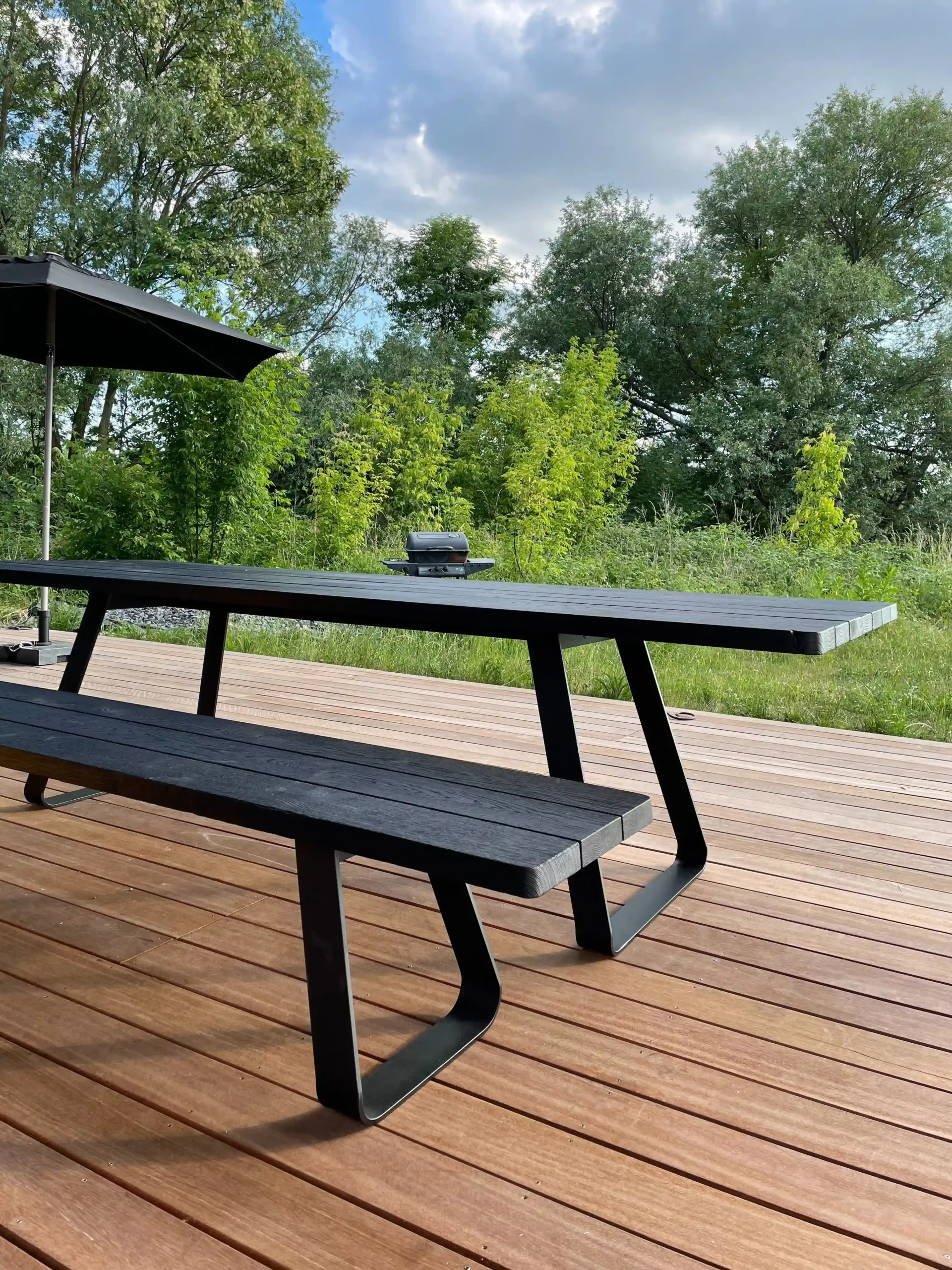 Massivholztisch Brutus Outdoor mit Bank aus geköhlter Eiche und Stahlgestell