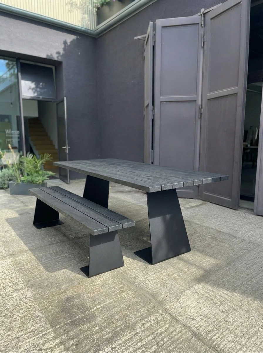outdoortisch-zsteel-eiche-gekoehlt-gestell-schwarz-mit-bank-showroom