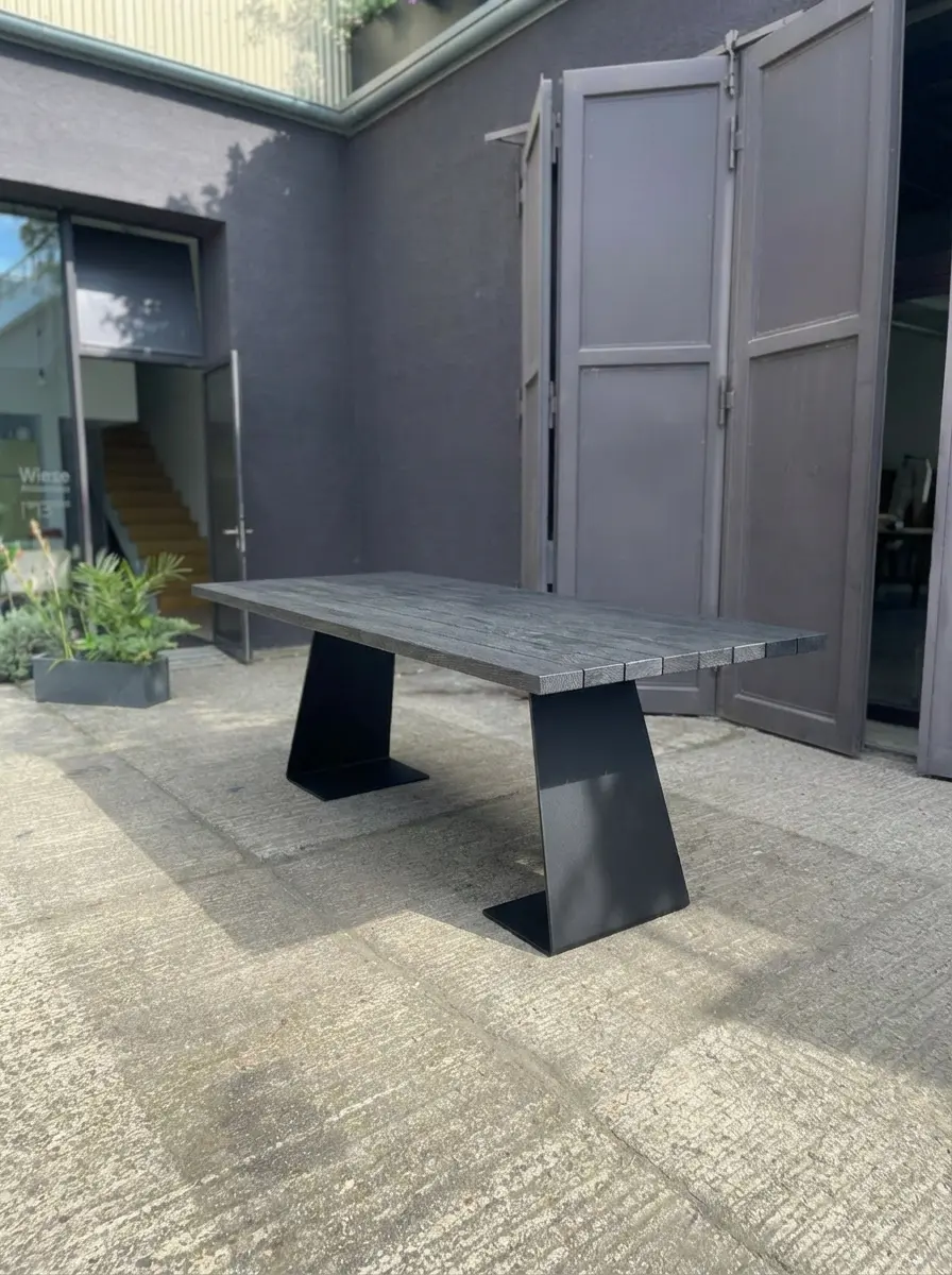 outdoortisch-zsteel-eiche-gekoehlt-gestell-schwarz-showroom