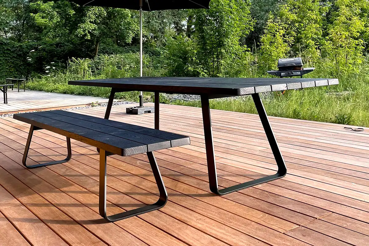 brutus-outdoor-tisch-bank-eiche-schwarz-quer-full.webp