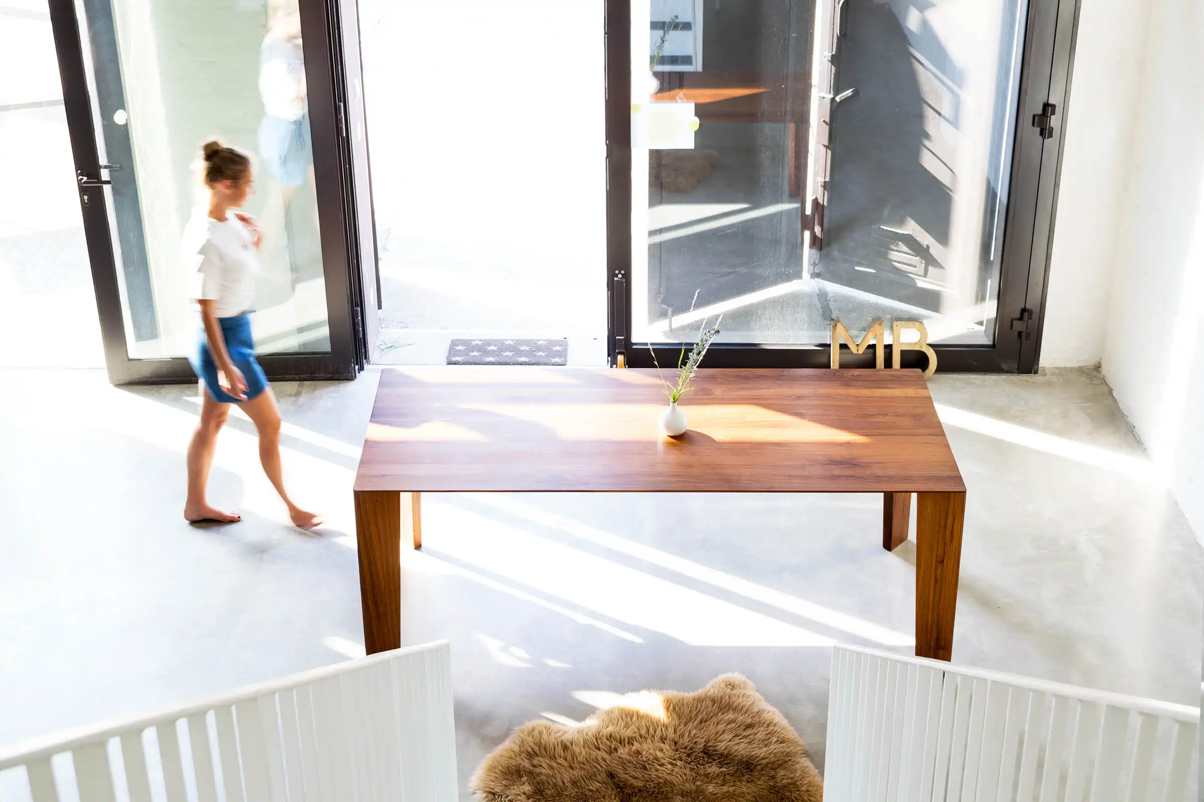 esstisch-bronco-nussbaum-ast-seitlich