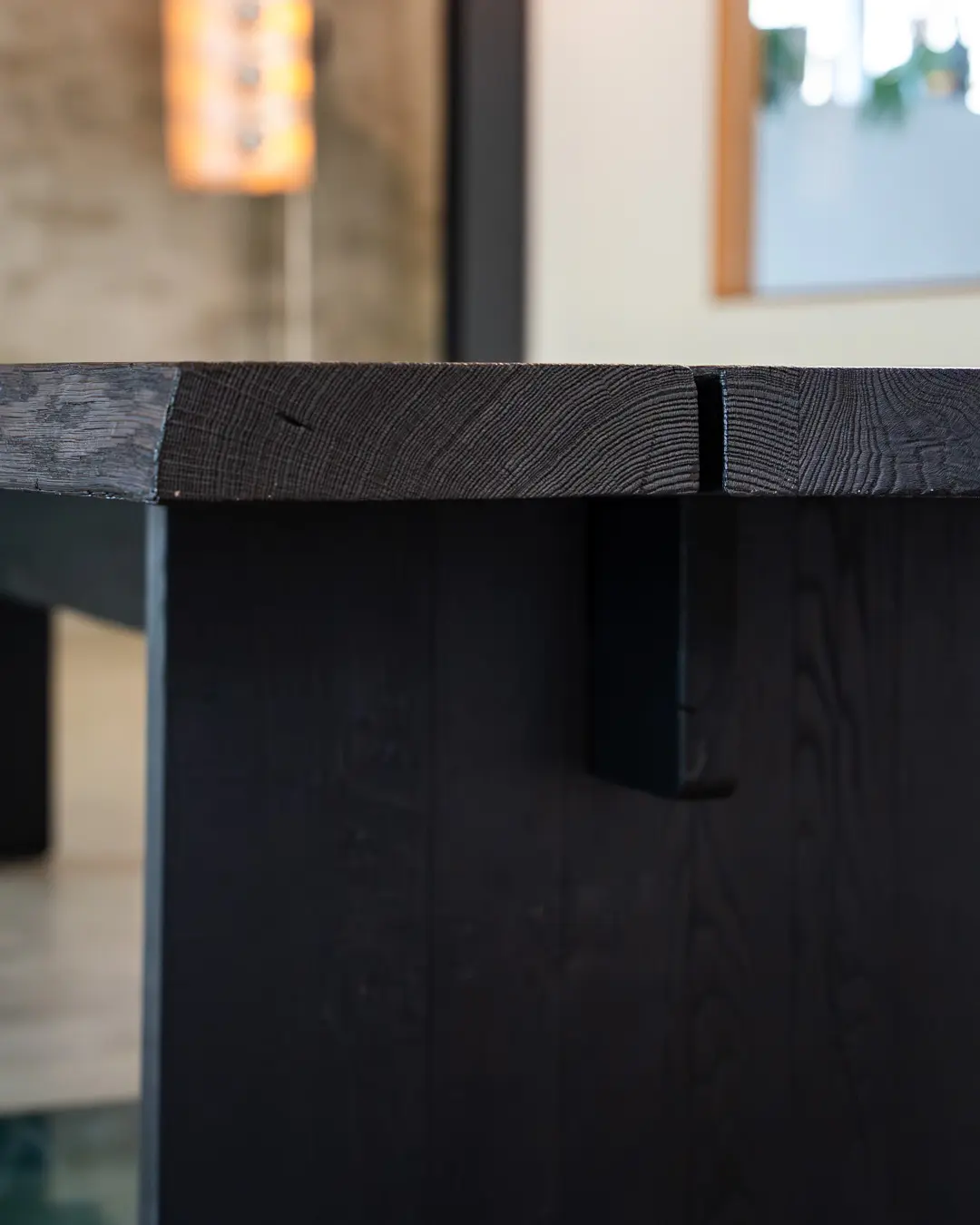 esstisch-yakisugi-holzwangen-detail